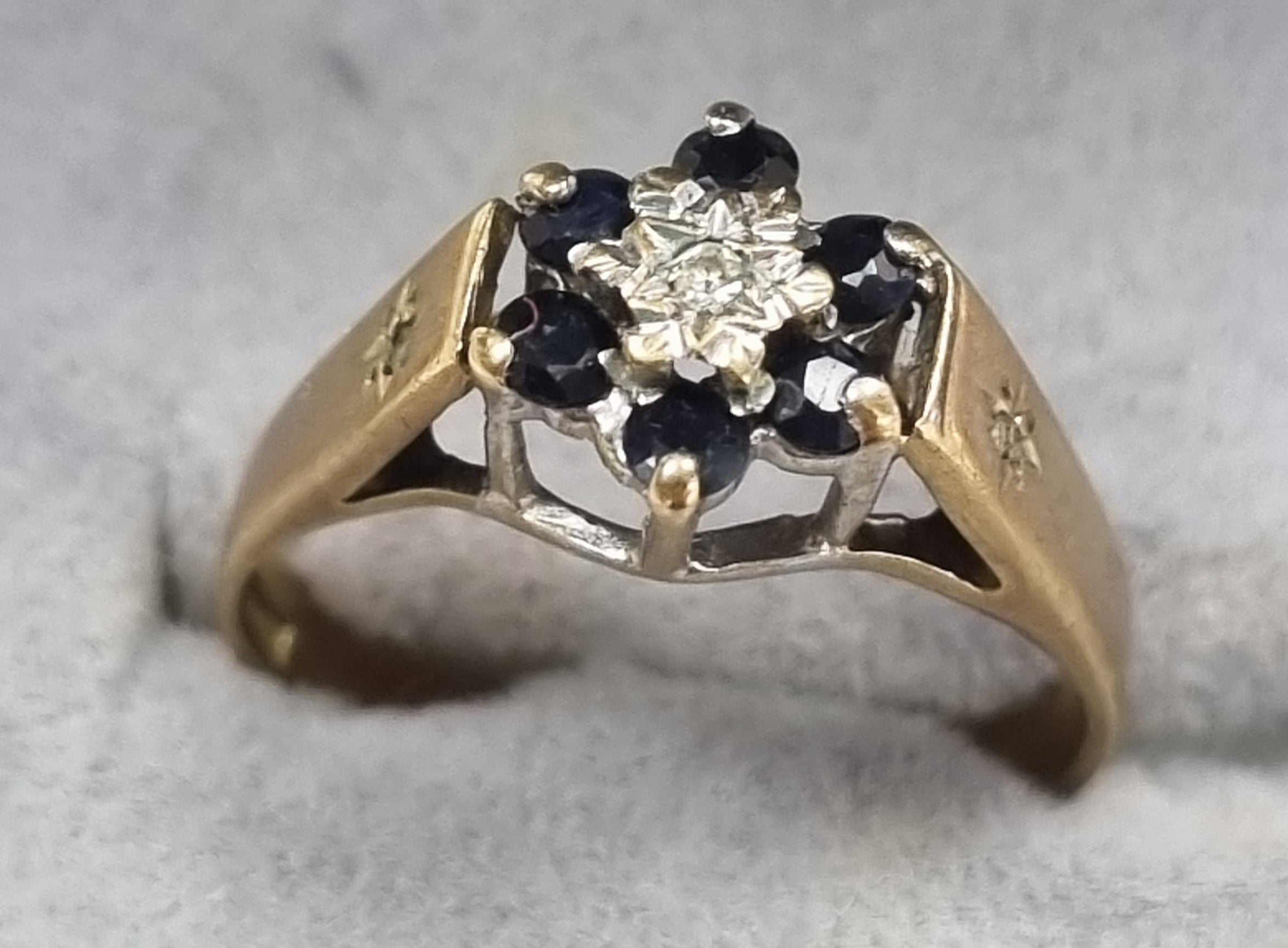 9ct Gold Ring Damaond and Dark Blue Stones