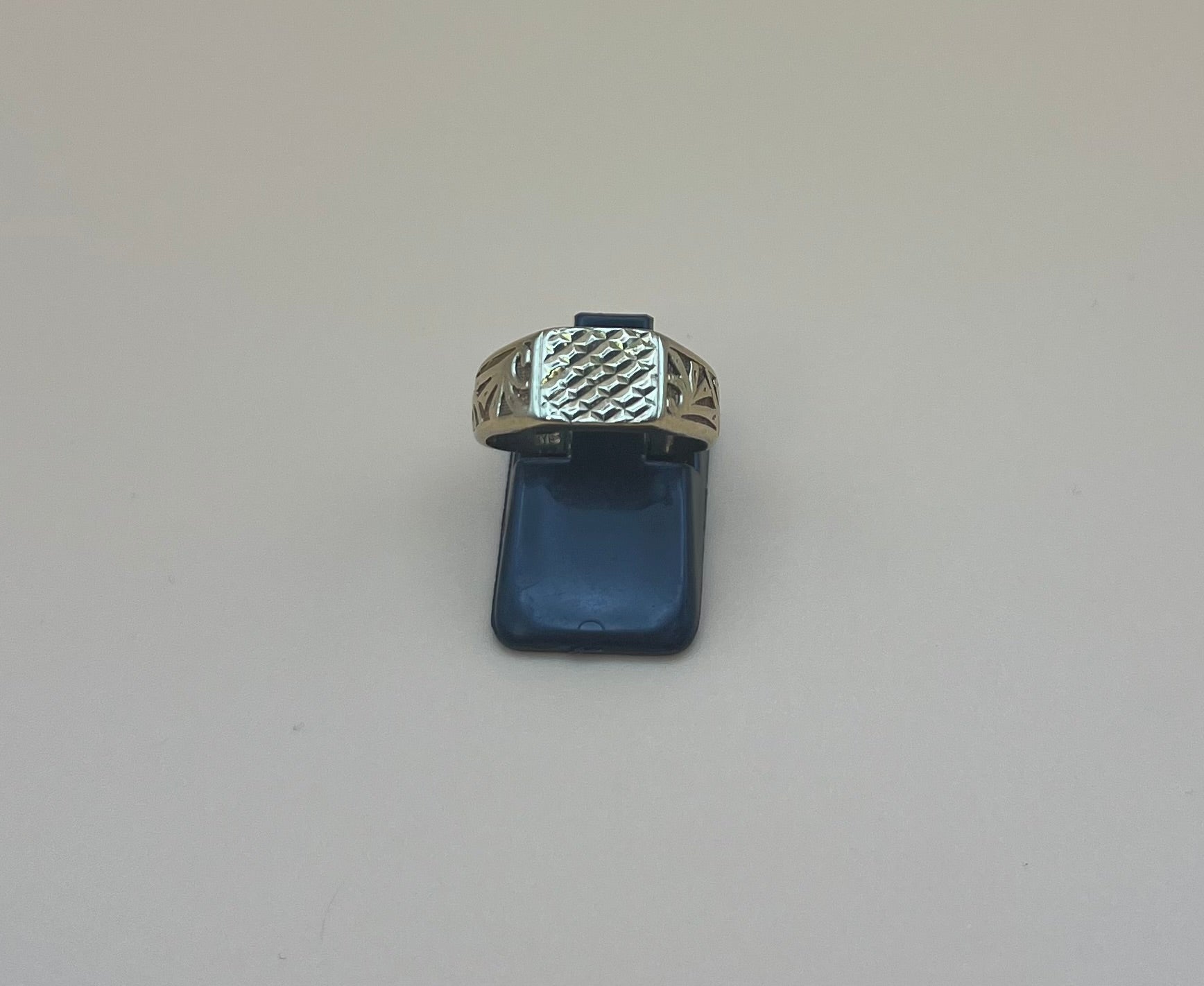 9ct gold ring (M)