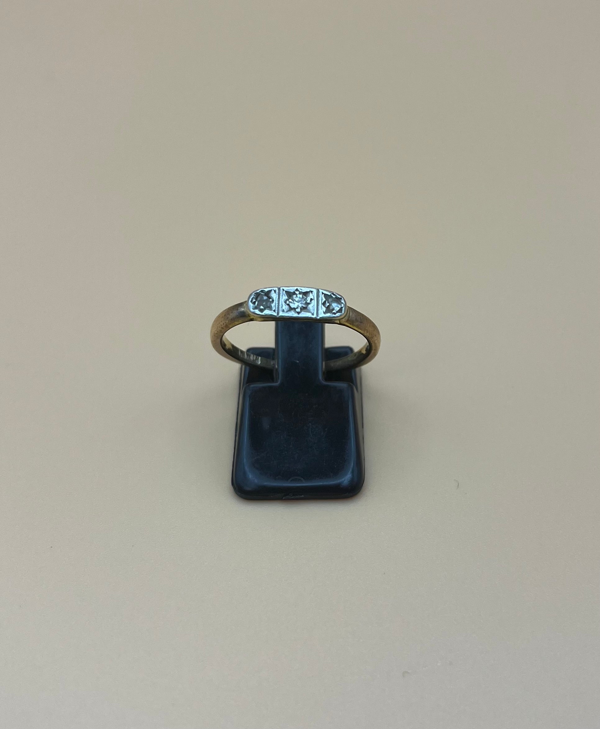 9ct gold ring (O)