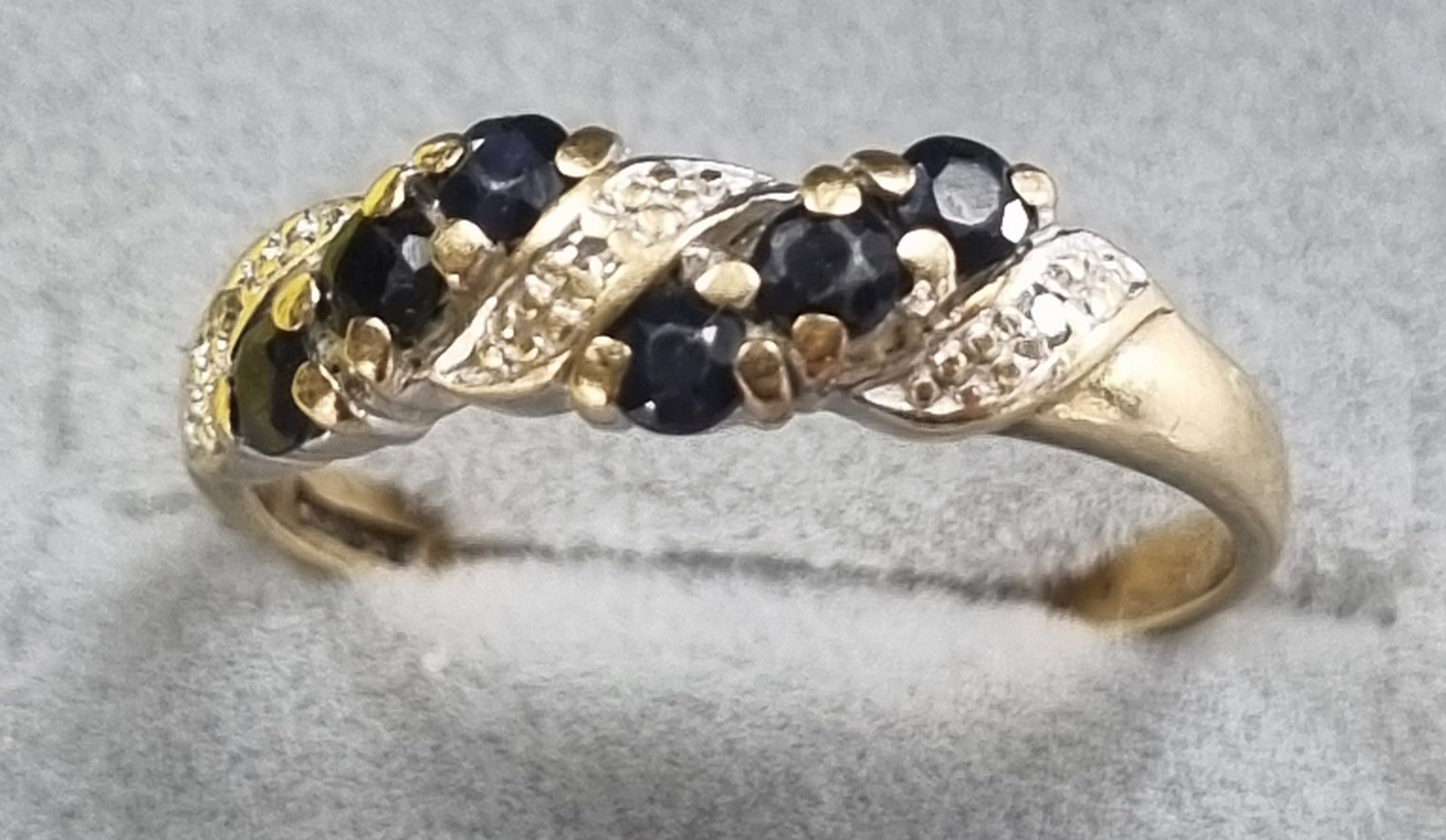 9CT GOLD RING WITH DARK BLUE STONES