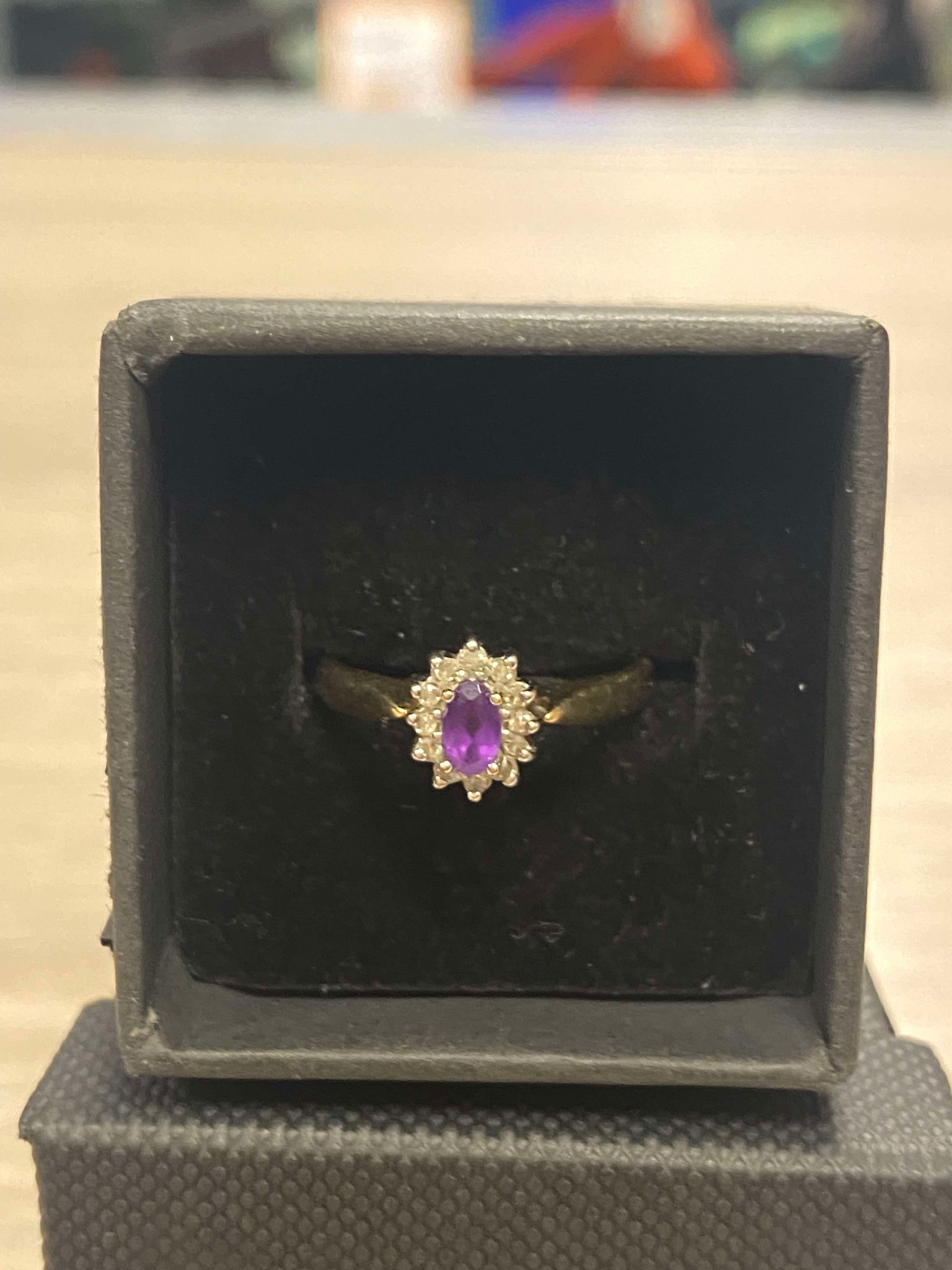 9CT GOLD RING WITH PURPLE & WHITE GEM