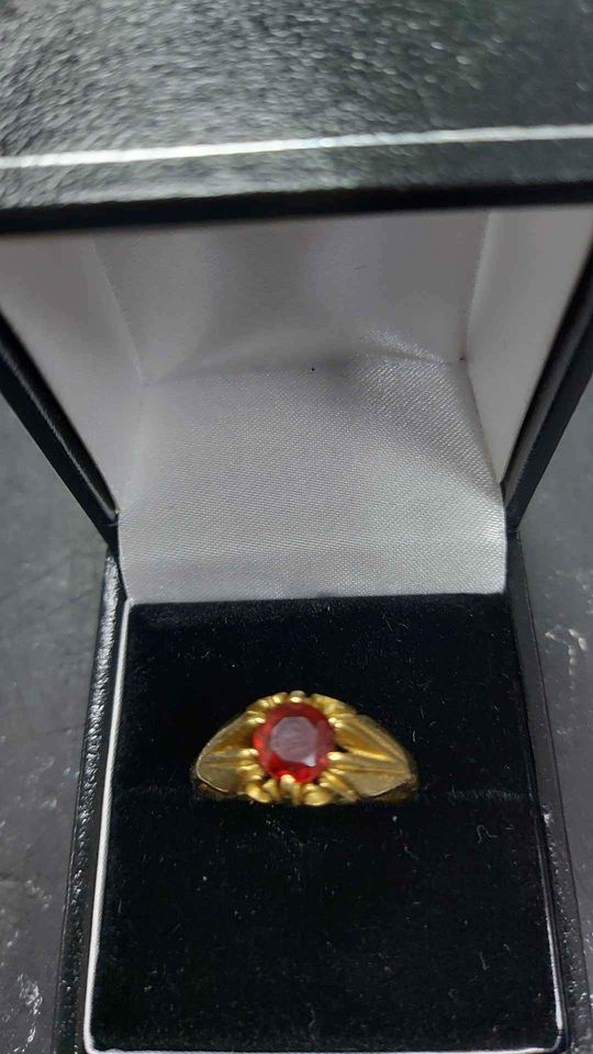 9ct gold ring with red stone, weight 3.26, ,size p.