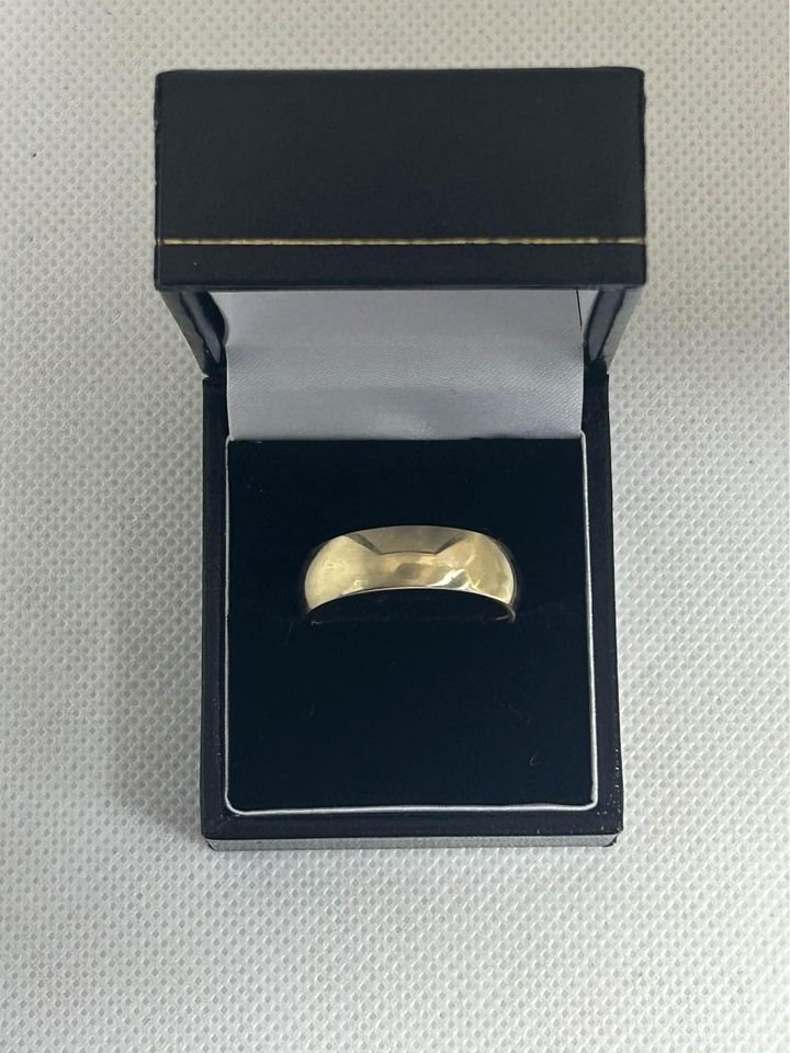 9ct yellow gold wedding band 9.3G size X hallmarked 375